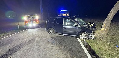 REGION: Rodzina w aucie, uderzenie w drzewo. Zginął mężczyzna