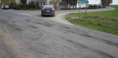 Koszmar w Gorazdowie. Ta droga to ser szwajcarski, a nie ulica! [FOTO]