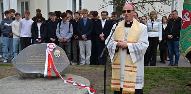 Filmy, książka i pomnik. Września upamiętniła ks. Szlachtę (FOTO)
