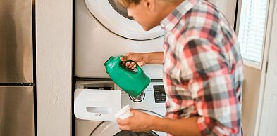 Płyn do płukania – jak wybrać i stosować, by ubrania były miękkie i świeże?