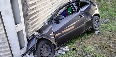 REGION: Auto wbiło się w beton. 35-latek zginął na miejscu