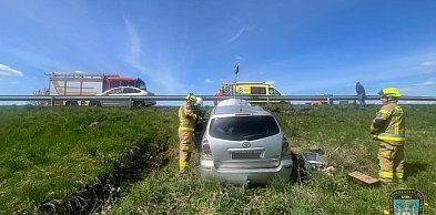 Unikając zderzenia z ciężarówką, dachował samochodem