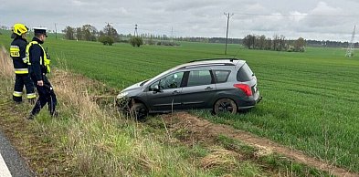 REGION: Dachował kradzionym autem. Pijany i bez prawa jazdy