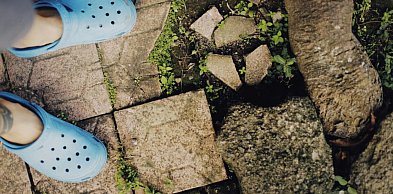 Chodaki gumowe damskie i klapki piankowe – jakie obuwie wybrać, by połączyć wygodę