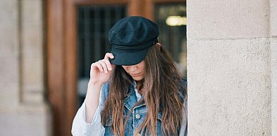 Torby z frędzlami – jak nosić je stylowo i dodać lekkości każdej stylizacji?