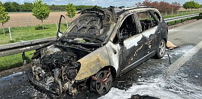Samochód stanął w ogniu na autostradzie A2