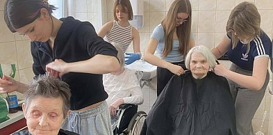 Młode fryzjerki sprawiły radość schorowanym pacjentom