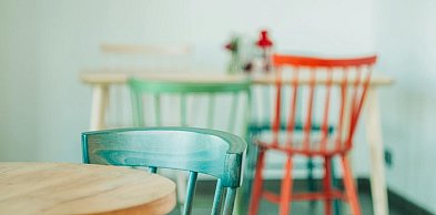 Nowoczesne wnętrza z klasą – jak mądrze wybrać meble do salonu i jadalni?