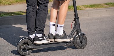 Grupowa podróż hulajnogami przerwana przez policję
