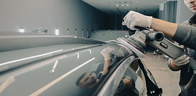 Jak bezpiecznie pracować polerką rotacyjną przy korekcie lakieru?