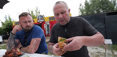 Burger petarda i sztos kaszanka. Youtuber przejazdem we Wrześni