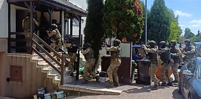 REGION: Strzały w zamek i szturm do domu. Gang oszustów rozbity (WIDEO)