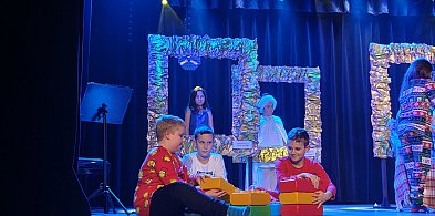 Bożonarodzeniowy spektakl i wystawa prac uczniów SSP 2-41085