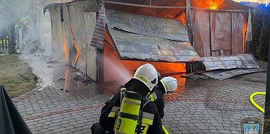 Pożar garażu z autem, a niedługo później kolejnego samochodu [FOTO]