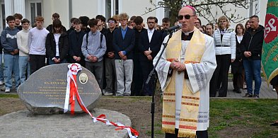 Filmy, książka i pomnik. Września upamiętniła ks. Szlachtę (FOTO)
