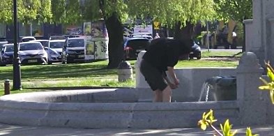 Szukał skarbów czy mył nogi? Zrobił „to” przy Pomniku Wolności