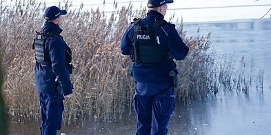 Zamarznięte akweny to nie lodowiska. Nie ryzykuj!-41389