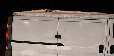 Butelka na dachu i śnieg na aucie-41623