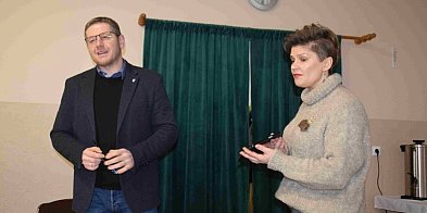 Krowy, kolej i wiatraki w Spławiu