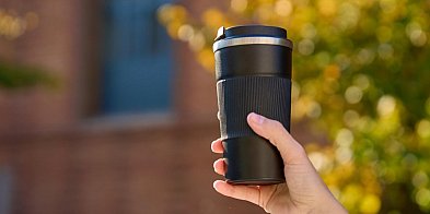 Kubki termiczne z nadrukiem, a widoczność logo