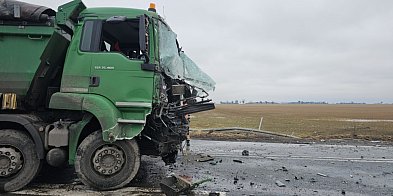 Zderzenie ciężarówek na krajowej „15”. Jedna wypadła w