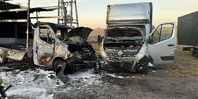 Ogień przerzucił się na stojące obok drugie auto