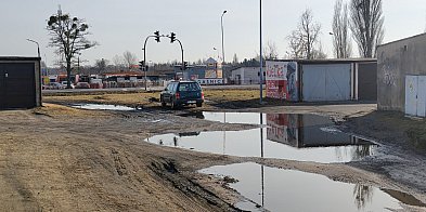 Kałuże, błoto i dziury.