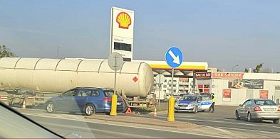 Cysterna uderza w lampę uliczną