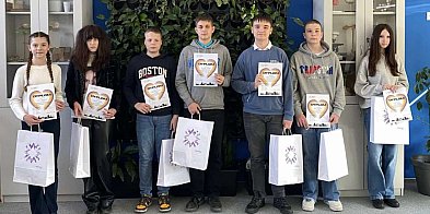 Głośno i po niemiecku.