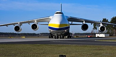 Gigantyczny samolot na lotnisku w Powidzu
