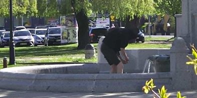 Szukał skarbów czy mył nogi?