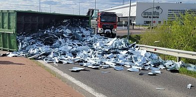 Ciężarówka przewrócona na drodze w Białężycach