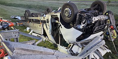 Dramat na A2. Dachowanie dostawczaka, lądował LPR!