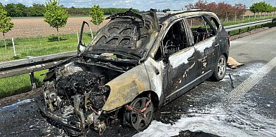 Samochód stanął w ogniu na autostradzie A2