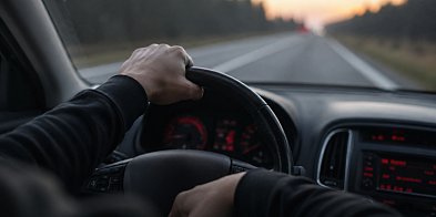 Zasnął za kierownicą i uderzył w ogrodzenie