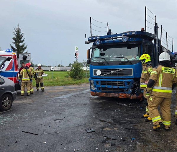 Wypadek w Gozdowie. Trzy osoby trafiły do szpitala [FOTO]-39025