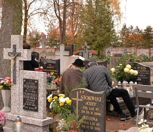 Savoir-vivre na 1 listopada. Jak się zachować podczas wizyty na cmentarzu?-39994