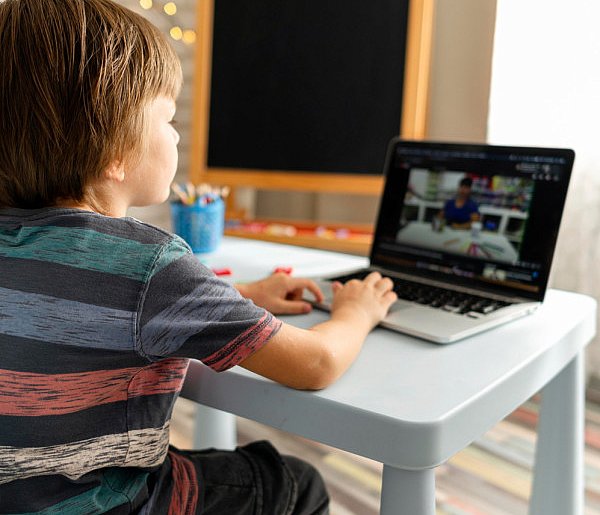 Popularni influencerzy mogą mieć kłopoty. Treści dla dzieci budzą kontrowersje-40210