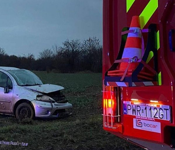 Zderzenie dwóch samochodów. Jedna osoba trafiła do szpitala-40989