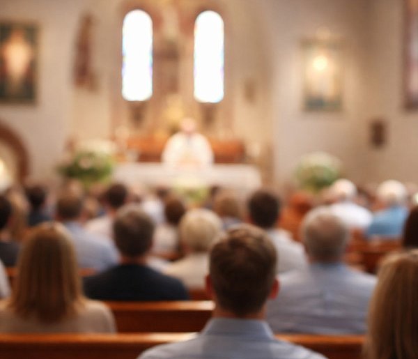 Ilu Polaków naprawdę chodzi do kościoła? Jedna statystyka szokuje-41058