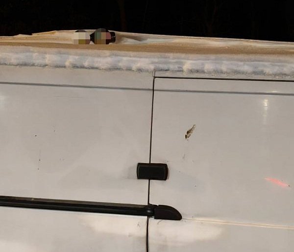 Butelka na dachu i śnieg na aucie. Kierowca ukarany-41623