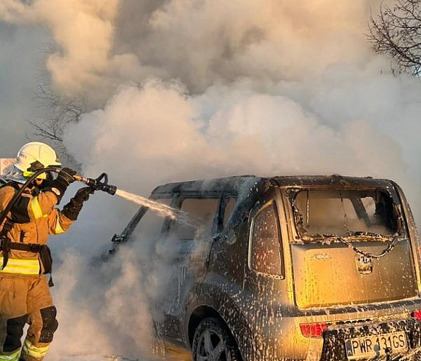 Pożar samochodu na drodze krajowej w Nekli-41641
