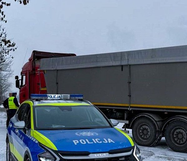 Bryły lodu spadły z naczepy i uderzyły w inny pojazd