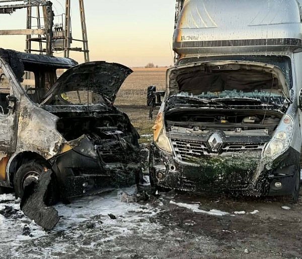 Ogień przerzucił się na stojący obok drugi samochód [FOTO]