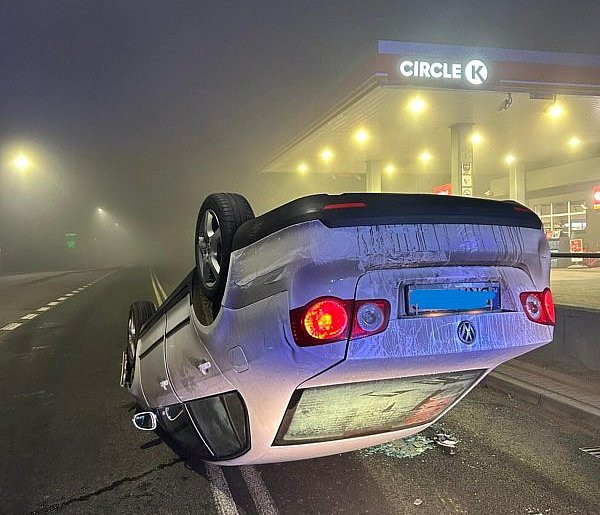 Dachowanie samochodu na ul. Działkowców we Wrześni