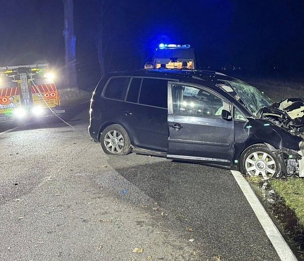 REGION: Rodzina w aucie, uderzenie w drzewo. Zginął mężczyzna