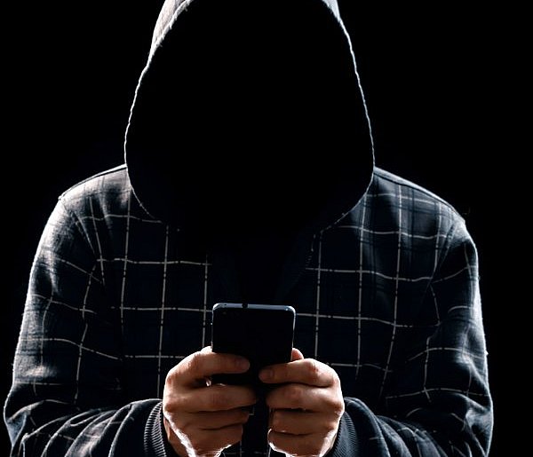 Policja ostrzega. Zmasowany atak oszustów na Wrześnię