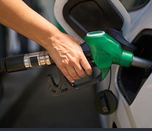 Rząd zamraża ceny paliw. Ulga tylko na papierze