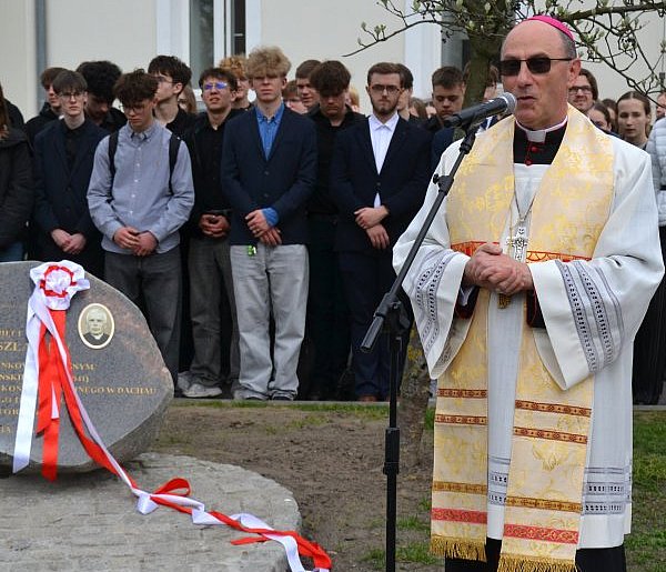 Filmy, książka i pomnik. Września upamiętniła ks. Szlachtę (FOTO)