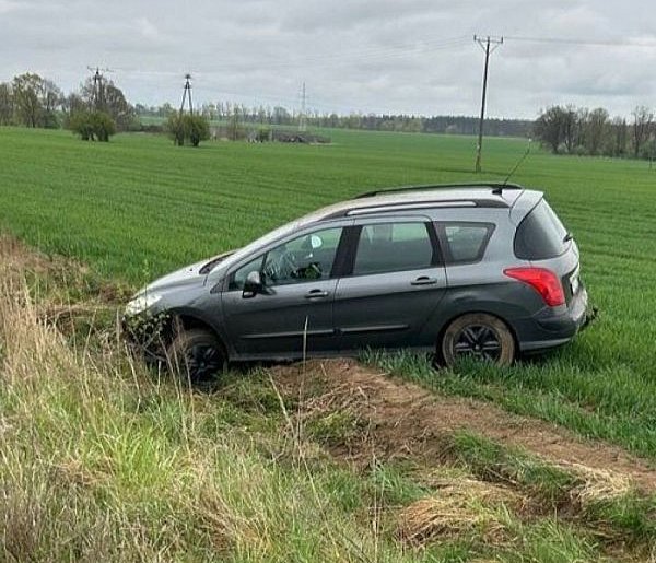 REGION: Dachował kradzionym autem. Pijany i bez prawa jazdy